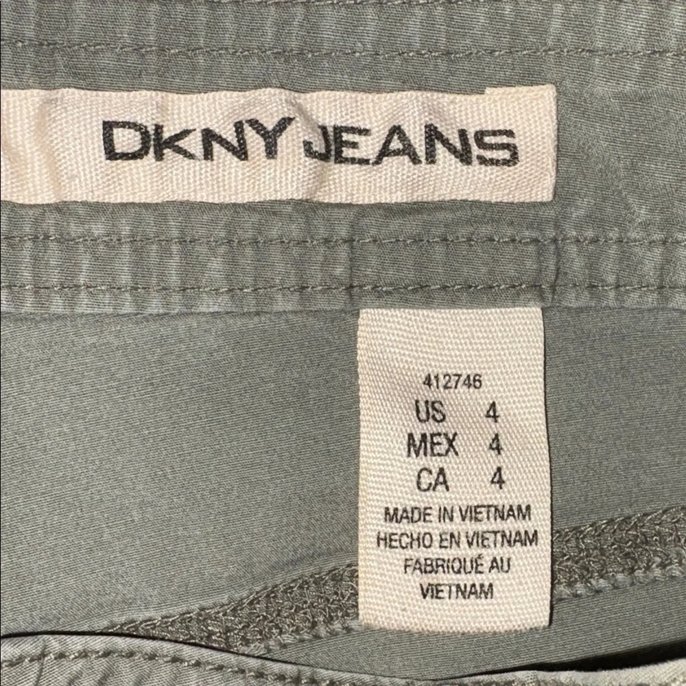 DKNY jeans Shorts hiking shorts Stretch 7.5” inseam mid rise army green NWOT